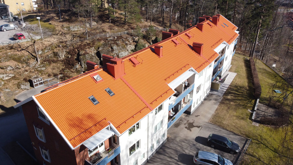 Trapetsplåt på flerbostadshus i Borås